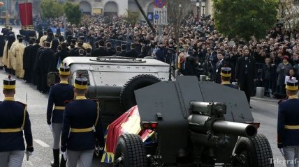 В Румынии десятки тысяч людей прощаются с бывшим королем Михаем I