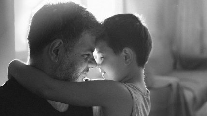Любовь, не требующая слов: трогательные снимки заботливых пап и их малышей (Фото)