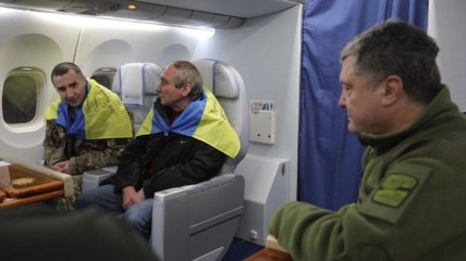Самолет с Порошенко и освобожденными украинцами вылетел в Киев