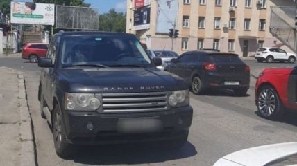 В Одессе водитель на Range Rover дважды нарушил ПДД и сбил 10-летюю девочку (фото)