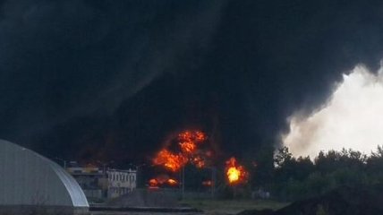 Огонь подступает к еще одной нефтебазе Киевской области