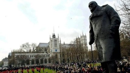 Британский телеканал одел статую Черчилля в смирительную рубашку