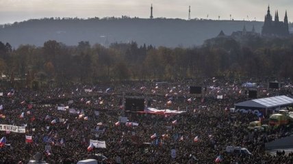 Тысячи людей в Праге требуют отставки премьер-министра (Видео)