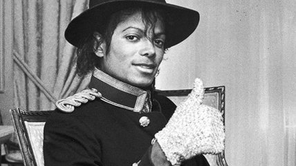 Знаменитую перчатку Майкла Джексона продадут на аукционе