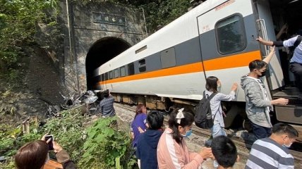 В крушении поезда на Тайване погибло 48 человек, более сотни пострадали: как так получилось