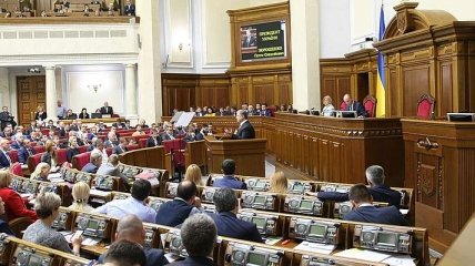 Рада рассмотрит в четверг законопроекты о восстановлении суверенитета над Донбассом