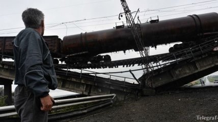 Из-за поврежденных мостов приостановили движение поездов на Донбассе
