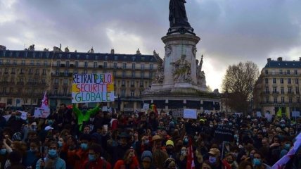 В Париже силой разгоняют протесты, дошло до арестов и водометов (фото и видео)