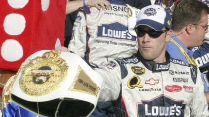 Джонсон выиграл этап NASCAR в Дувре 