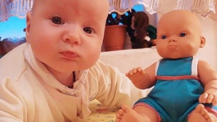 Дети и их игрушки, которые похожи как близнецы