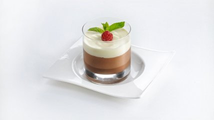 Для приготовления десерта «Три шоколада» не нужна духовка