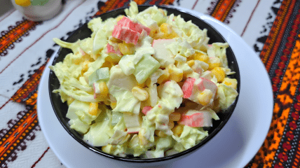 Салат с крабовыми палочками и пекинской капустой к новогоднему столу (видео)