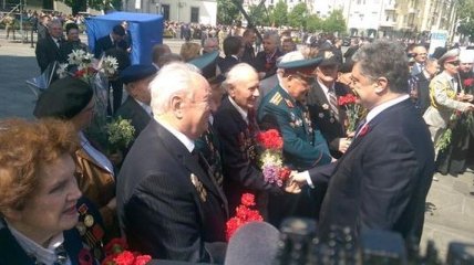 Порошенко возложил цветы к могиле Неизвестного солдата в Киеве