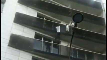 Спайдермен из Парижа: мужчина залез по стене на 4 этаж, чтобы спасти ребенка