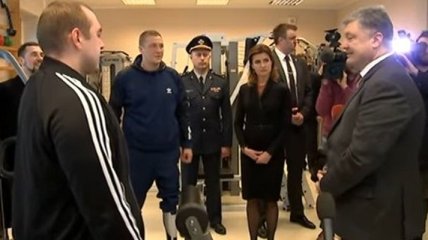 Порошенко посетил украинских военных, которые проходят реабилитацию в Латвии