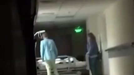 "В морг тебе надо, чучело!" Обращение пьяной медсестры с пациенткой в России шокировало сеть (видео)