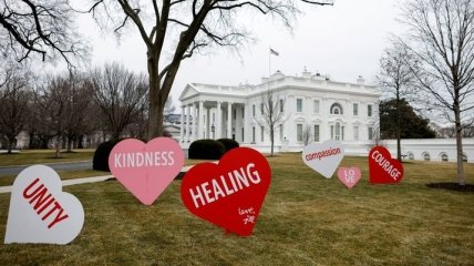 Первая леди США Джилл Байден помогала создавать украшения для Белого дома ко дню всех влюбленных (фото) 