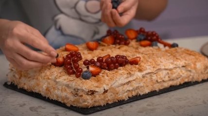 Какой же праздник без него: Лиза Глинская поделилась рецептом всеми любимого торта "Наполеон" (видео)
