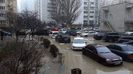 В Киеве из-за прорыва канализации затопило двор: автомобили плавают в воде