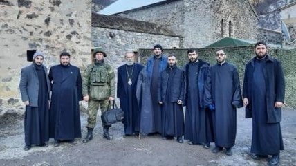 "Миротворцы" Путина плечом к плечу с армянскими священниками: знаковое фото из Карабаха