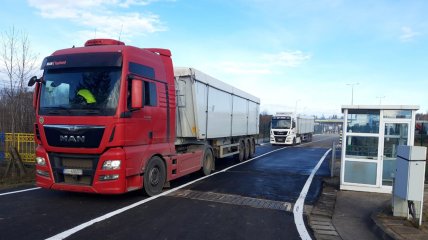 Вантажівки не можуть пересуватися у звичайному режимі