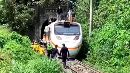 На Тайване сошел с рельсов пассажирский поезд: очень много погибших и пострадавших (фото, видео)