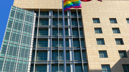 Флаг ЛГБТ-сообщества перед посольством США в России