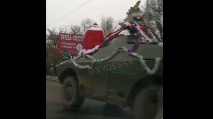 В Одессе заметили странного "Деда Мороза" на необычной "колеснице" (видео)