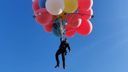 "Вознесение" в прямом эфире: иллюзионист Дэвид Блейн поднялся на воздушных шарах на высоту в 7,5 км (Видео)