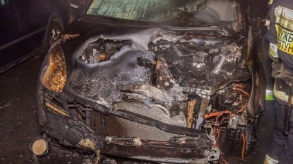 Горе-сосед: в Днепре взорвался электрокар - выгорели соседние авто