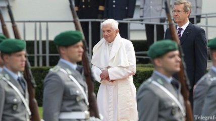 Папа Римский вновь стал героем сатирического коллажа