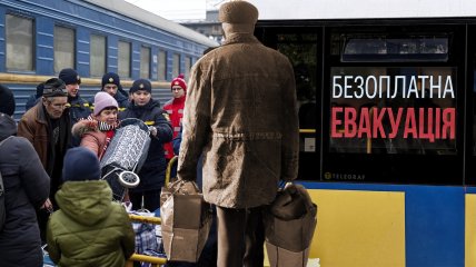 Евакуація родин з дітьми та літніх людей - в центрі уваги влади та волонтерів. Фото Колаж "Телеграфа"