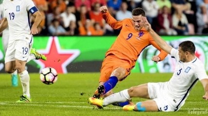 Форвард сборной Голландии потерял память после столкновения с вратарем (Видео)