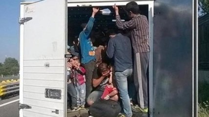 В Северной Македонии остановили грузовик битком набитый мигрантами