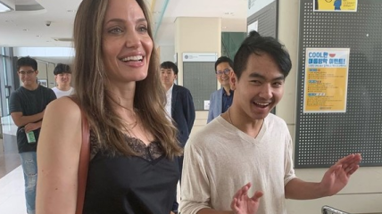 Анджелина Джоли расплакалась, когда провожала сына в университет:видео