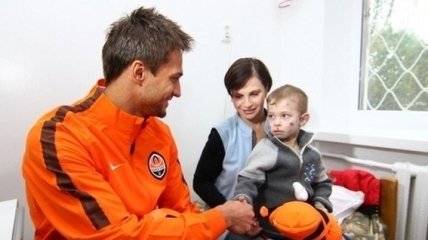 Игроки "Шахтера" подарили оборудование детской больнице в Харькове