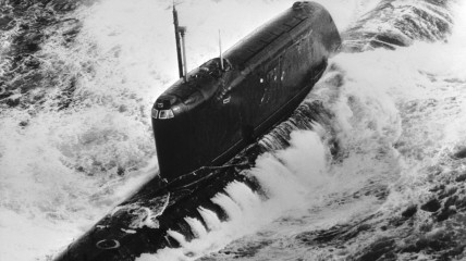 Атомний підводний човен K-19, який довелося буксирувати додому. Знімок зроблений з літака-розвідника RAF 11 березня 1972 року