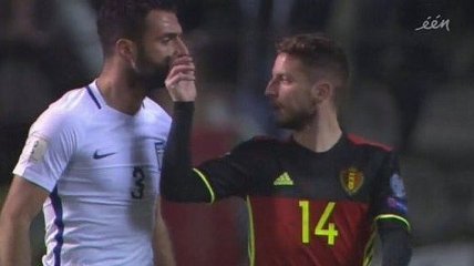 Игрок сборной Бельгии ущипнул за нос грека в матче отбора на ЧМ-2018 (Видео)