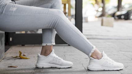 Белые минималистичные кроссовки вне времени