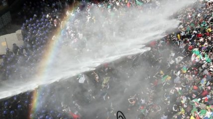 Полиция Алжира применила слезоточивый газ и водометы для разгона протестов