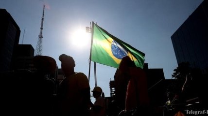 В Бразилии тысячи людей вышли на улицы из-за игнорирования властями пандемии