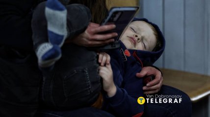 Ребенок спит в укрытии во время тревоги