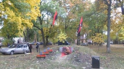 В Харькове облили краской памятник воинам УПА