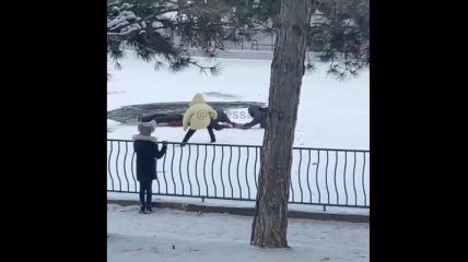 В Киеве под лед ушла пара с собакой, в Одессе – дети: что делать в таких ситуациях