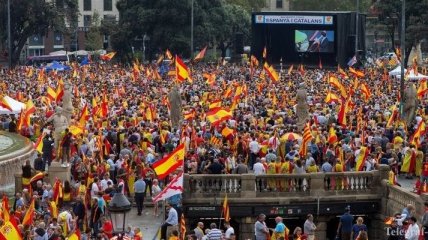 Десятки тысяч каталонцев в Барселоне провели марш за Каталонию в составе Испании