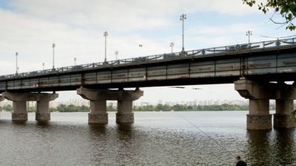 До конца лета по мосту Патона ограничили движение 