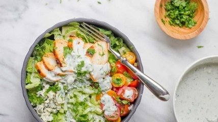 Рецепт дня: салат с куриной грудкой, овощами и йогуртом