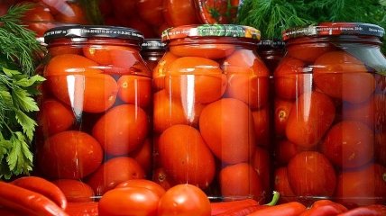 Що робити, якщо в банках шкірка на томатах тріскається — корисні поради