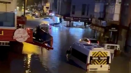 На курорт в Турции обрушилось рекордное наводнение (видео)