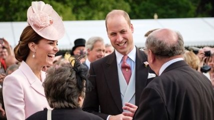 Елизавета II и Кейт Миддлтон посетили садовую вечеринку в восхитительных шляпках